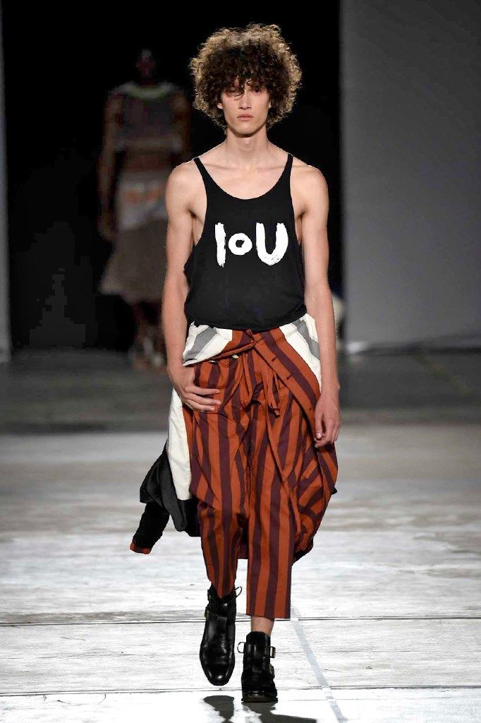 Hombre con chaqueta de piel negra y Vivienne Westwood mochila antes de  Giorgio Armani Fashion Show, la Semana de la moda de Milán street style en  enero de 2017 Fotografía de stock 