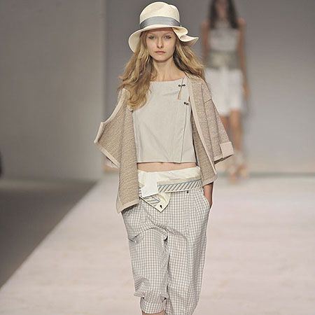 Clothing, Brown, Sleeve, Hat, Shoulder, Joint, Fashion show, Outerwear, Style, Fashion model, 