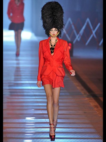 Leg, Hairstyle, Human body, Human leg, Shoulder, Fashion show, Joint, Outerwear, Red, Style, 