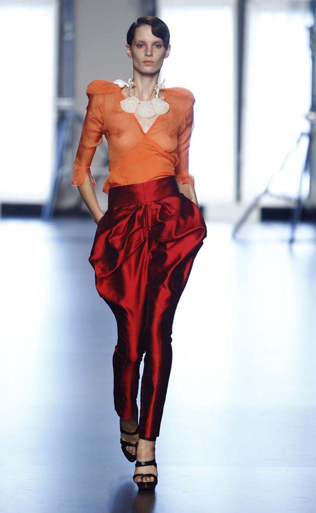 Shoulder, Fashion show, Joint, Waist, Red, Style, Fashion model, Fashion, Neck, Runway, 