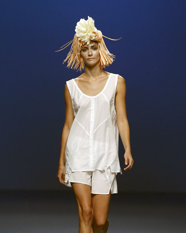 Hairstyle, Skin, Human leg, Shoulder, Joint, Style, Knee, Fashion show, Thigh, Fashion, 