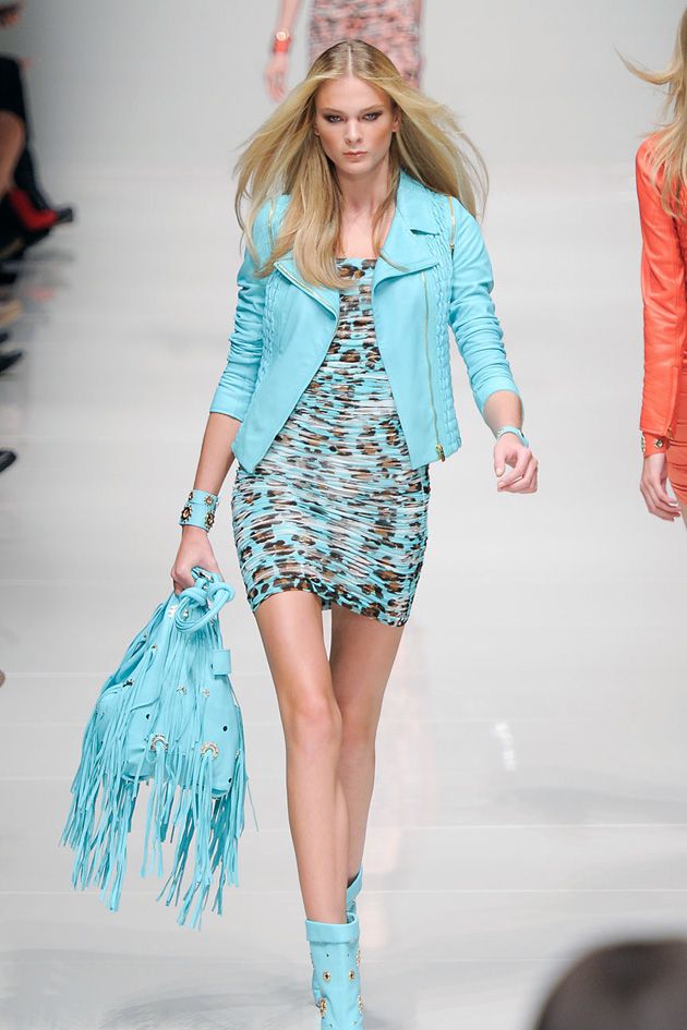 Fashion show, Sleeve, Shoulder, Joint, Outerwear, Runway, Fashion model, Style, Turquoise, Waist, 