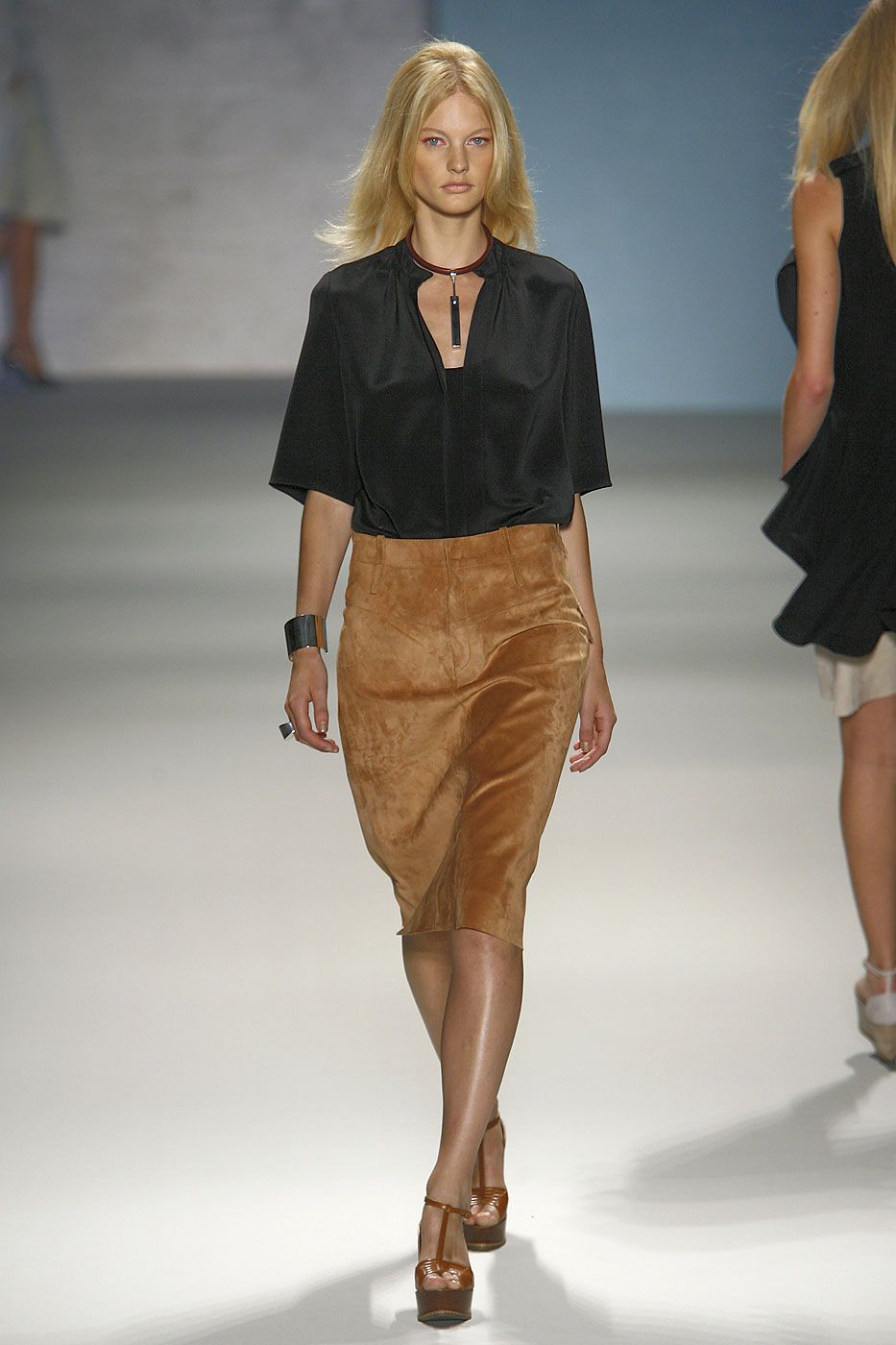 Clothing, Brown, Fashion show, Human leg, Shoulder, Joint, Outerwear, Runway, Style, Waist, 