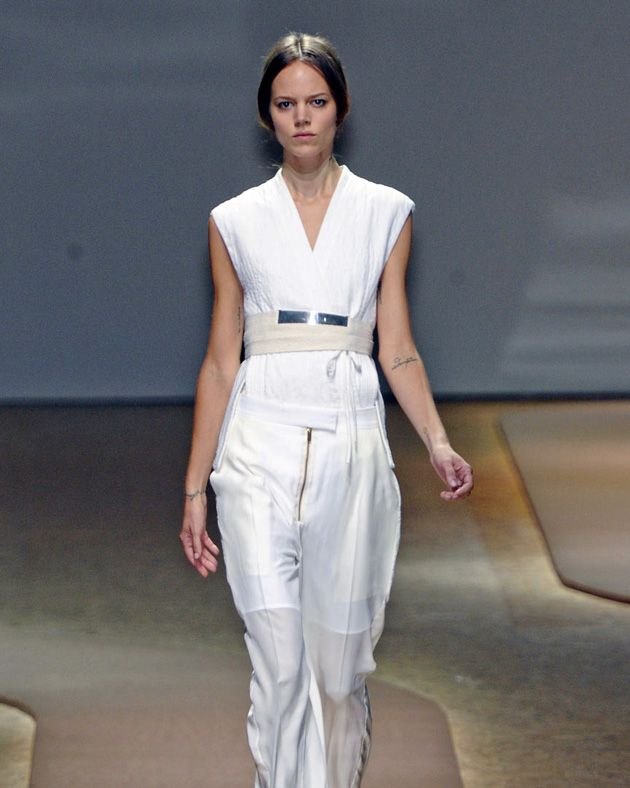 Clothing, Sleeve, Human body, Shoulder, Fashion show, Joint, White, Style, Floor, Waist, 