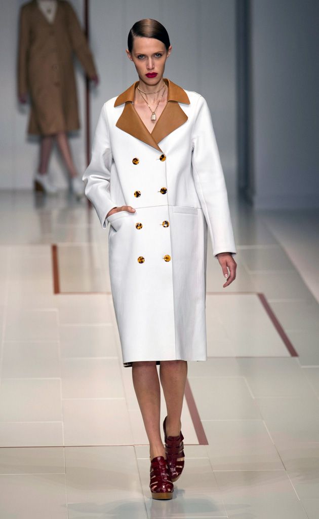 Clothing, Fashion show, Sleeve, Shoulder, Coat, Joint, Runway, Outerwear, Fashion model, Formal wear, 