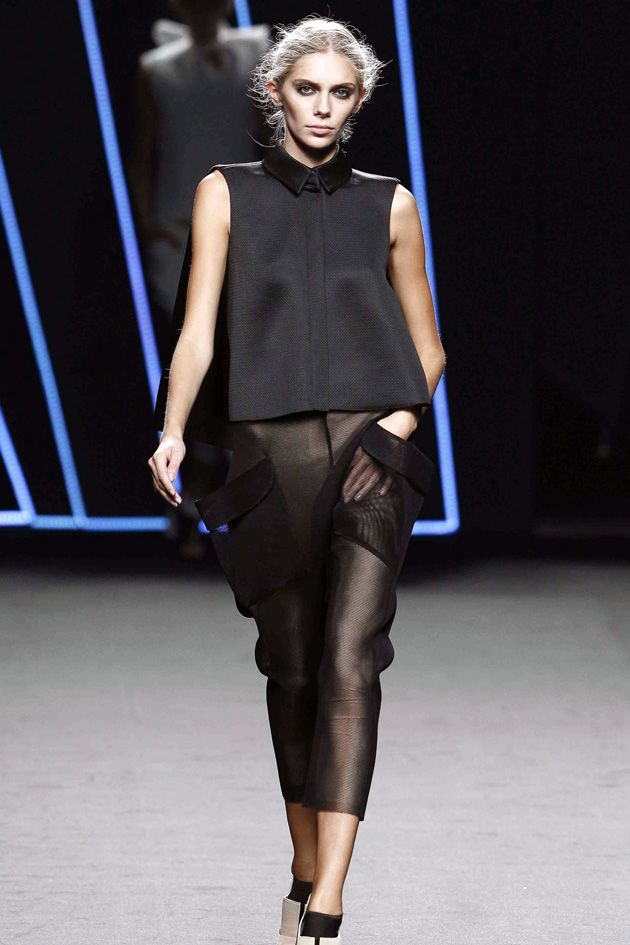 Leg, Human leg, Fashion show, Shoulder, Joint, Outerwear, Runway, Style, Fashion model, Knee, 