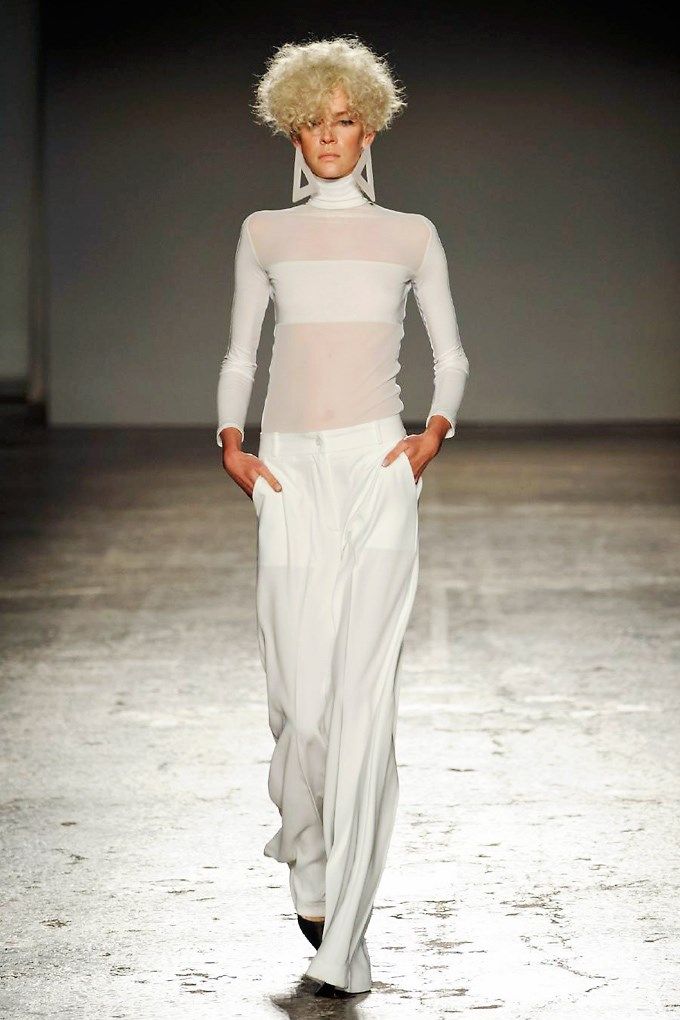 Sleeve, Human body, Shoulder, Joint, Standing, White, Waist, Style, Fashion show, Fashion, 