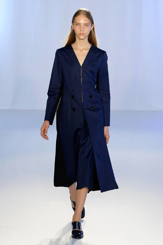 Clothing, Blue, Sleeve, Shoulder, Textile, Collar, Joint, Outerwear, Fashion model, Fashion show, 