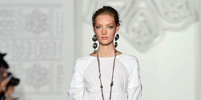 Shoulder, Jewellery, Joint, White, Fashion show, Style, Fashion model, Fashion, Runway, Necklace, 