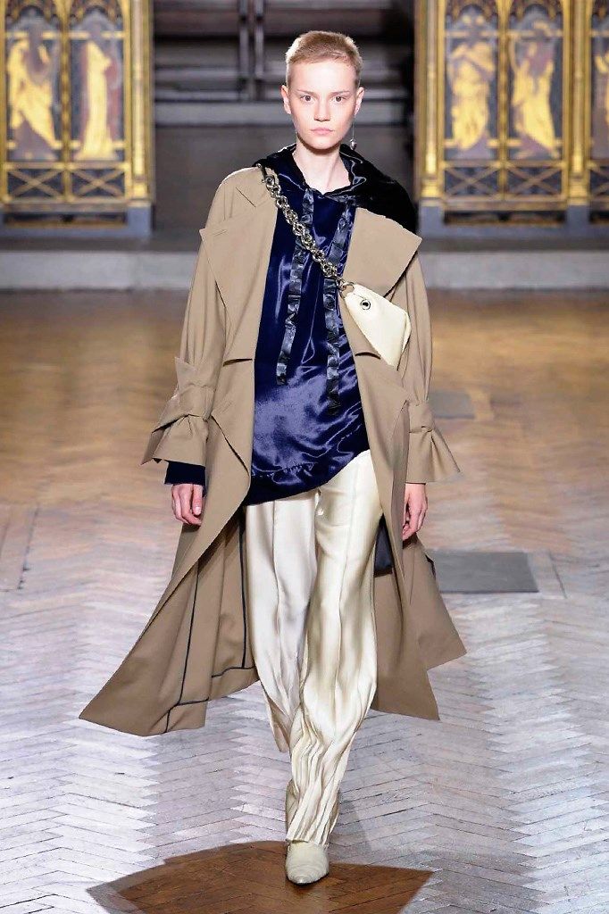 Outerwear, Fashion show, Style, Runway, Fashion, Fashion model, Jacket, Costume design, Beige, Haute couture, 