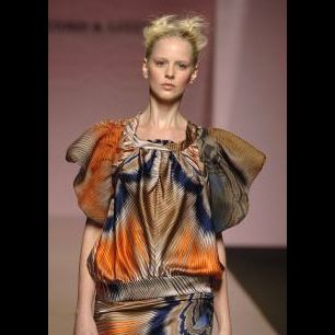 Hairstyle, Shoulder, Dress, Joint, Fashion show, Style, One-piece garment, Fashion model, Day dress, Fashion, 