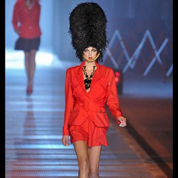 Leg, Hairstyle, Human body, Human leg, Shoulder, Fashion show, Joint, Outerwear, Red, Style, 
