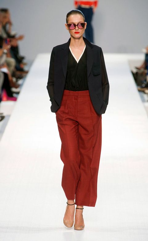 Fashion show, Shoulder, Joint, Outerwear, Red, Runway, Fashion model, Style, Collar, Blazer, 
