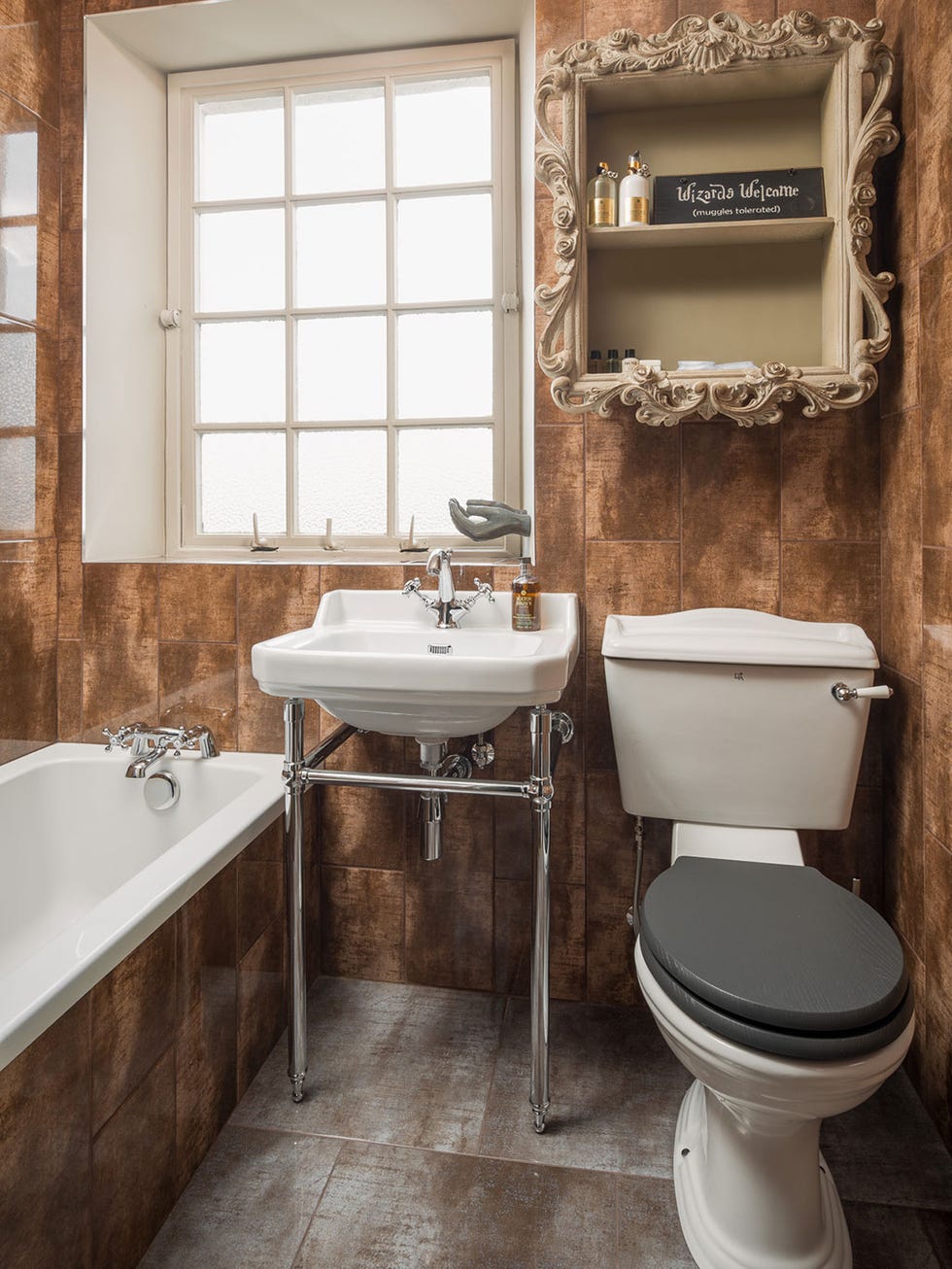 Bathroom, Room, Property, Toilet, Bathroom cabinet, Interior design, Plumbing fixture, Wall, Bathroom accessory, Toilet seat, 