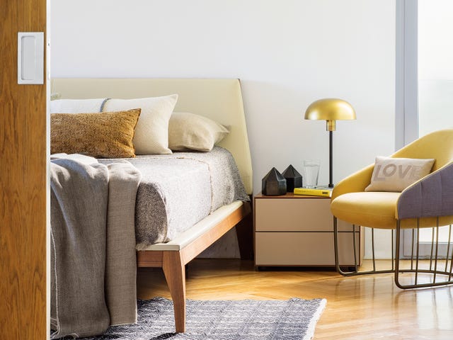 cómo reciclar la mesilla de madera de la abuela para convertirla en un mueble con aspecto envejecido
