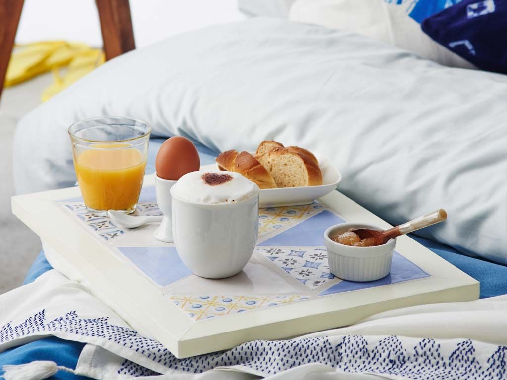 Принести завтрак в постель. Завтрак в постель. Красивый завтрак в постель. Открытка завтрак в постель. Завтрак в постель для любимого.