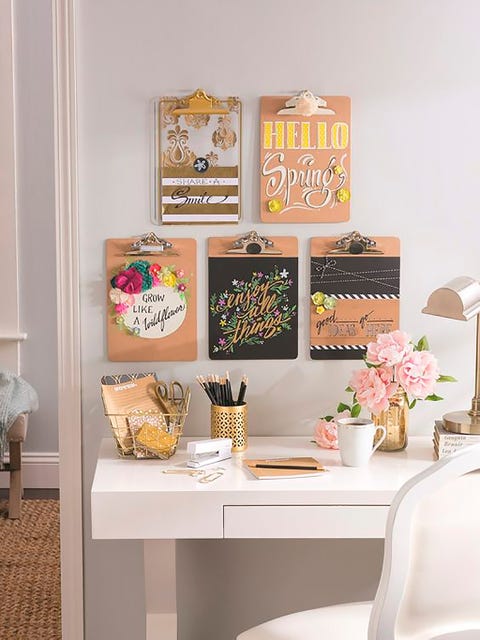 escritorio femenino con carpetas en la pared