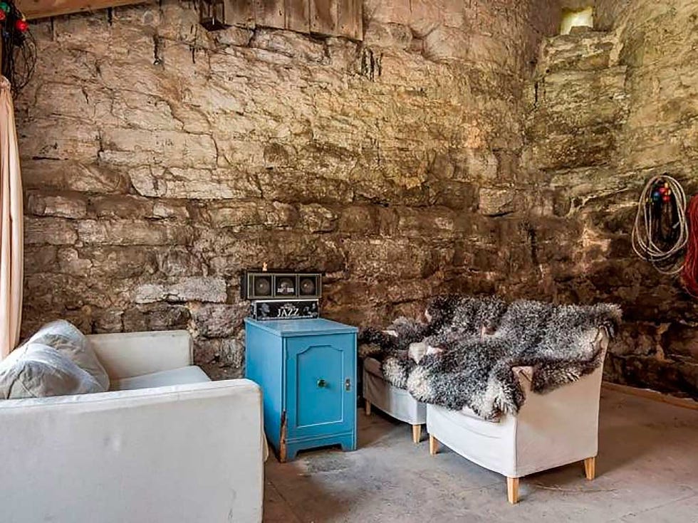 Room, Wall, Furniture, Floor, Interior design, Couch, Drawer, Living room, Chest of drawers, Cabinetry, 