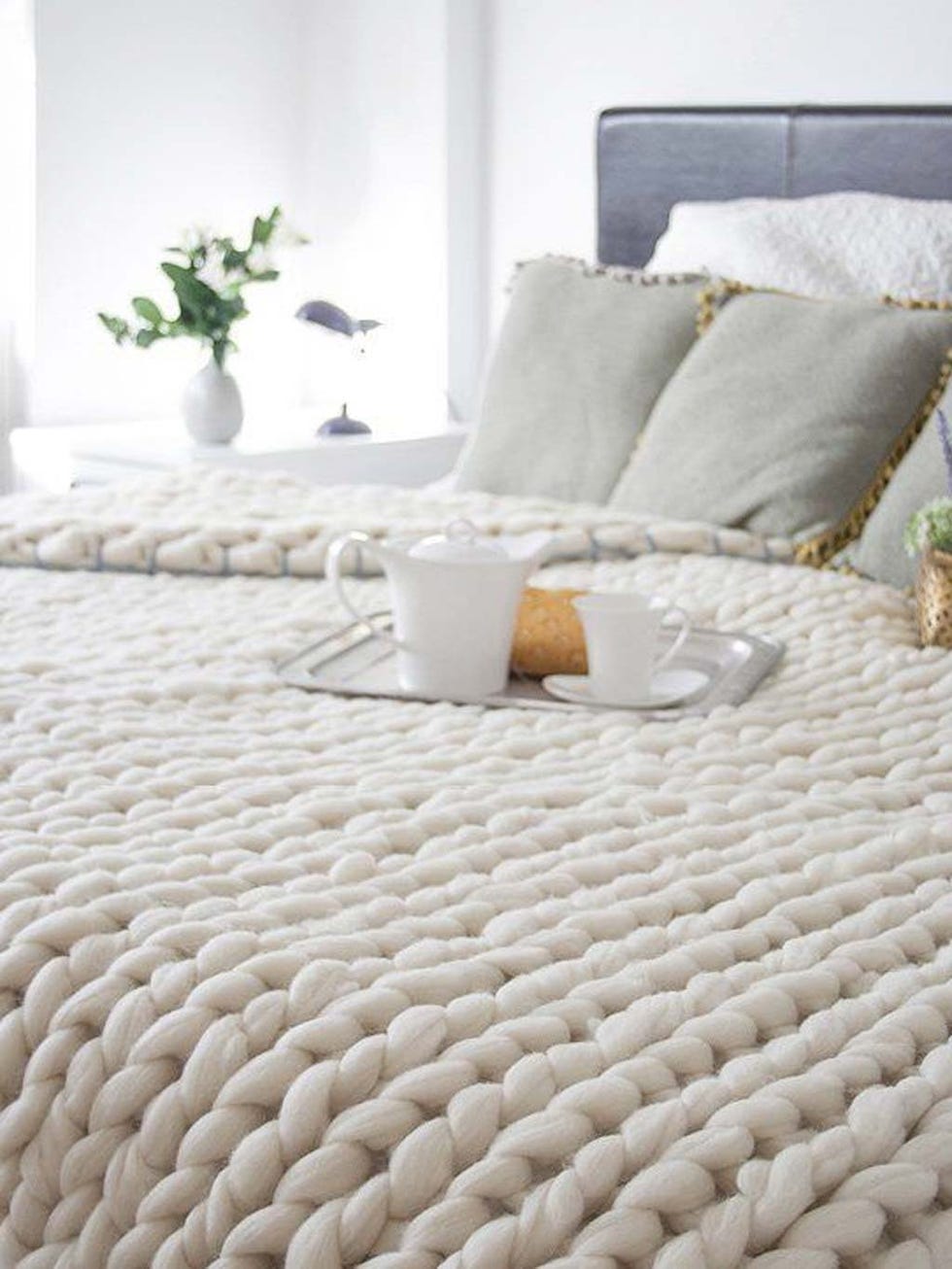 Room, Textile, Wall, Interior design, Linens, Flooring, Interior design, Home accessories, Grey, Beige, 