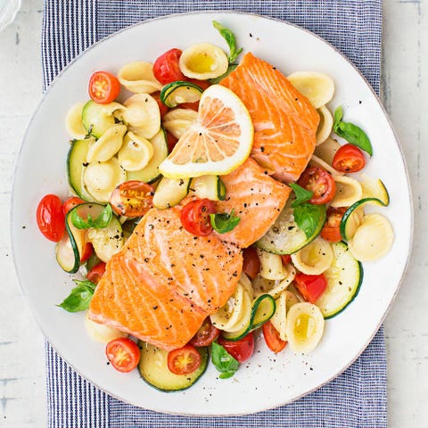 salmón con ensalada de pasta