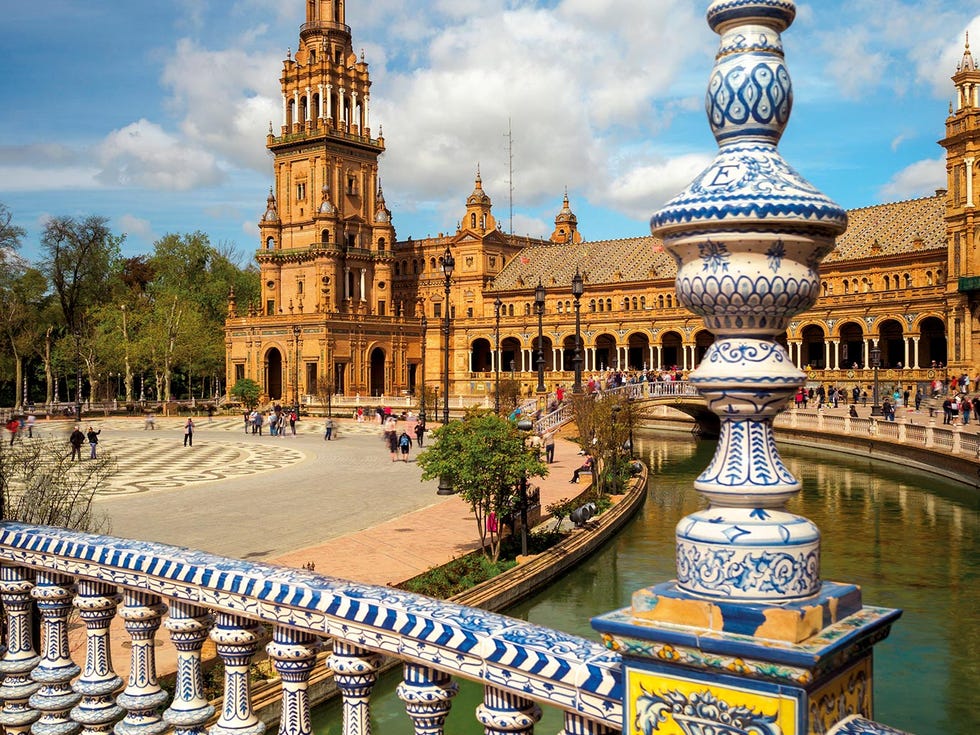 Landmark, Plaza, Architecture, City, Public space, Building, Human settlement, Sky, Water, Tourist attraction, 