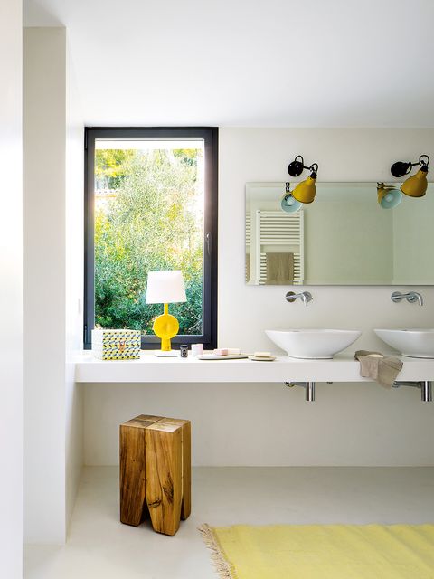 baño moderno en blanco y detalles amarillos