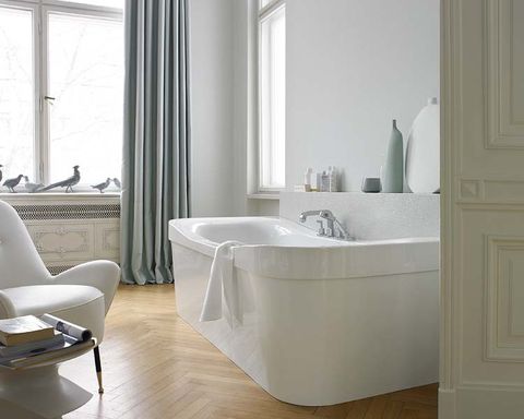 baño moderno y elegante con bañera exenta de diseño