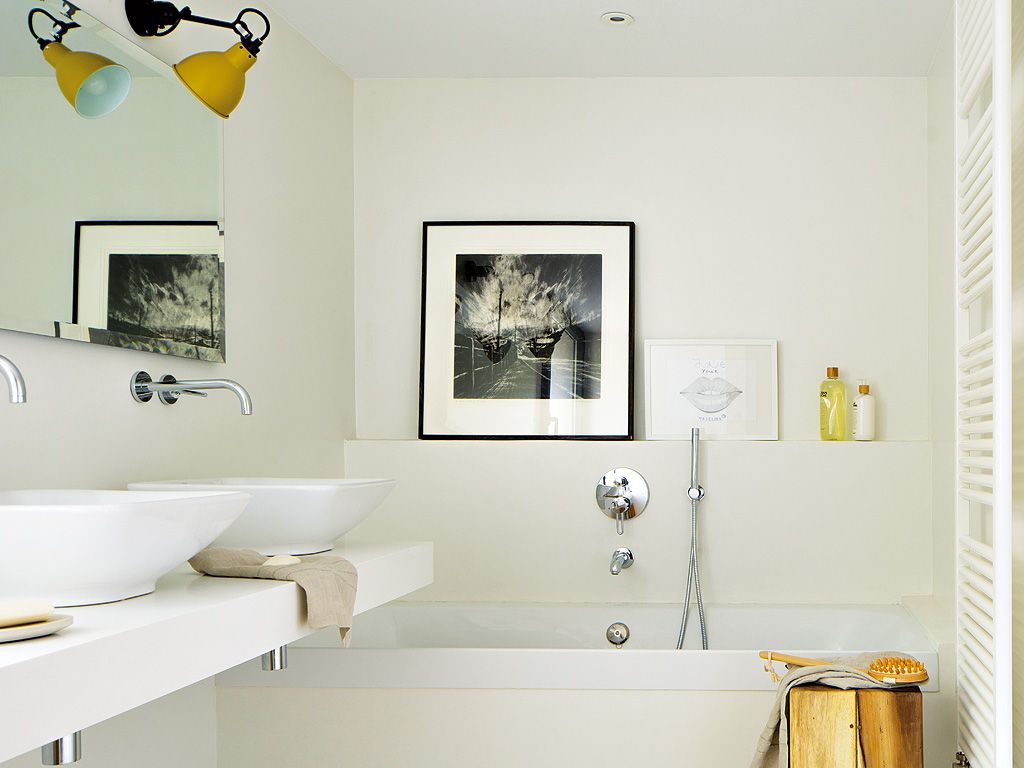 Toallero de madera en un baño moderno y luminoso