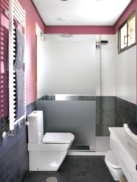Un cuarto de baño color de rosa