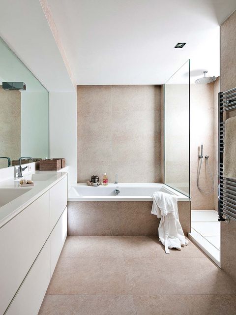 baño moderno en tonos neutros