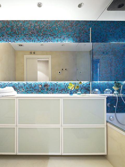 baño moderno con gresite azul