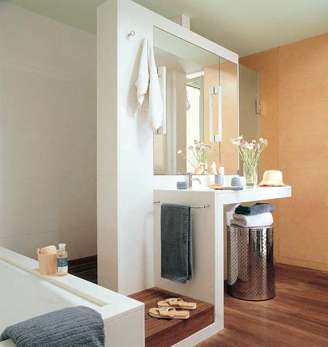 Un baño con ducha y bañera