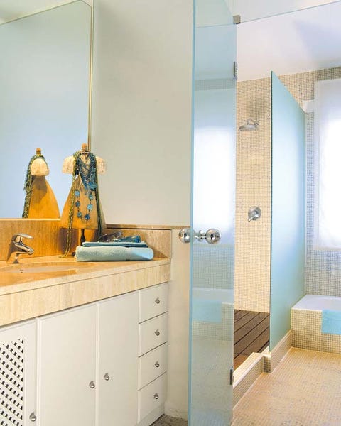 Un baño dividido en dos zonas