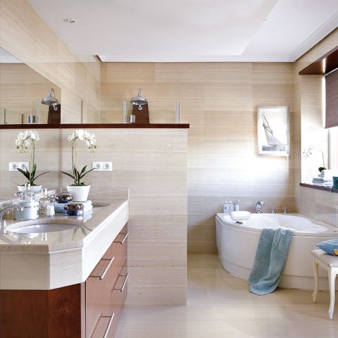 baño en mármol beige con bañera en esquina