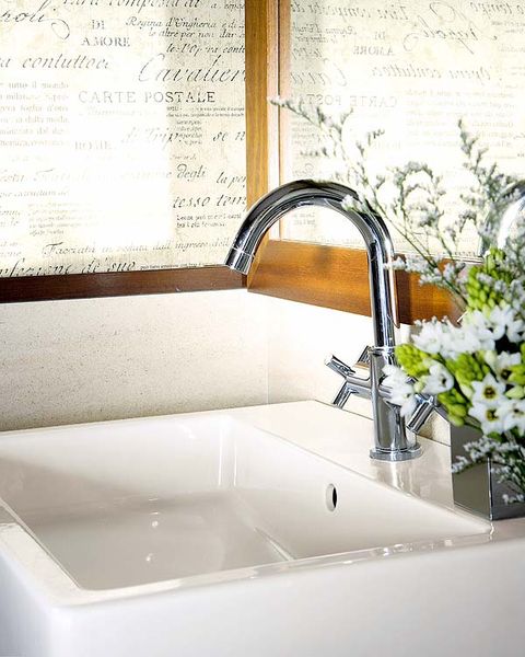 Plumbing fixture, Fluid, Property, Tap, Wall, Room, Bathtub accessory, Bathroom accessory, Sink, Bathtub, 