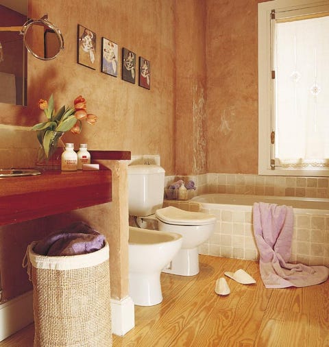 Un cuarto de baño rústico con dos zonas de lavabo Un cuarto de baño rústico con dos zonas de lavabo