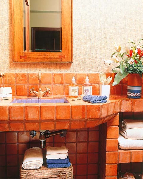 Un baño rústico con muebles de obra