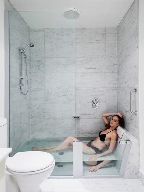 bañera y ducha trasparente de cristal y mármol