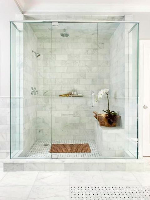 cabina de ducha grande de mármol