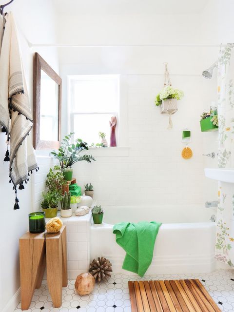baño blanco con plantas y toallas de colores