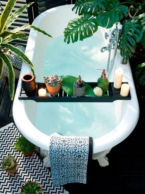 bañera con patas rodeada de plantas