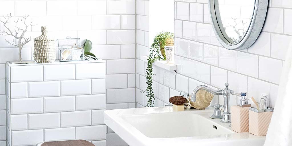 20 baños en blanco y madera: son modernos, acogedores ¡y llenos de buenas  ideas!