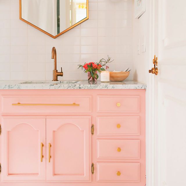baño en color blanco y rosa