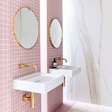 cuarto de baño en rosa compartido y diseño en espejo