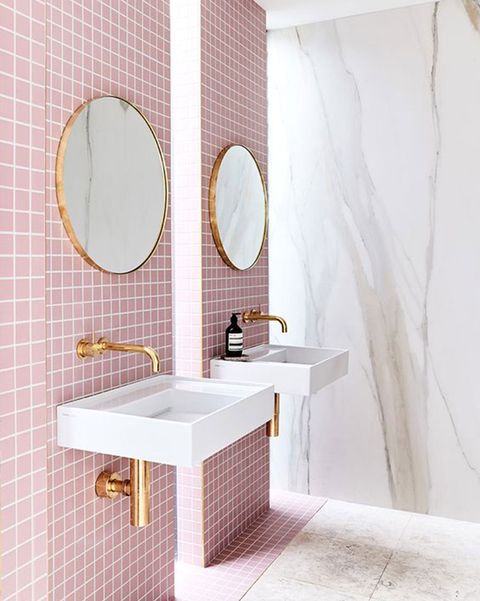 cuarto de baño en rosa compartido y diseño en espejo