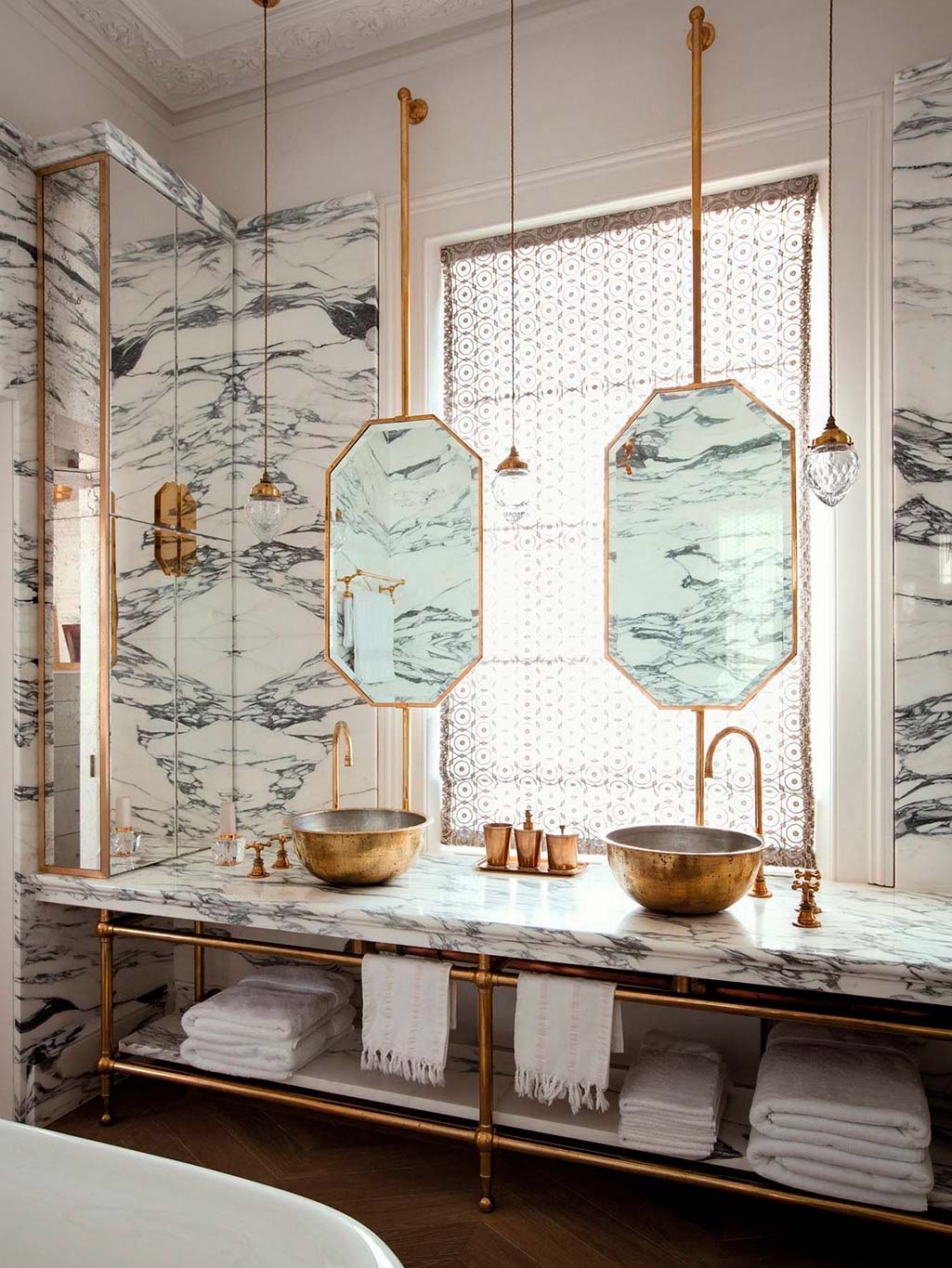 baño en mármol de estilo industrial chic