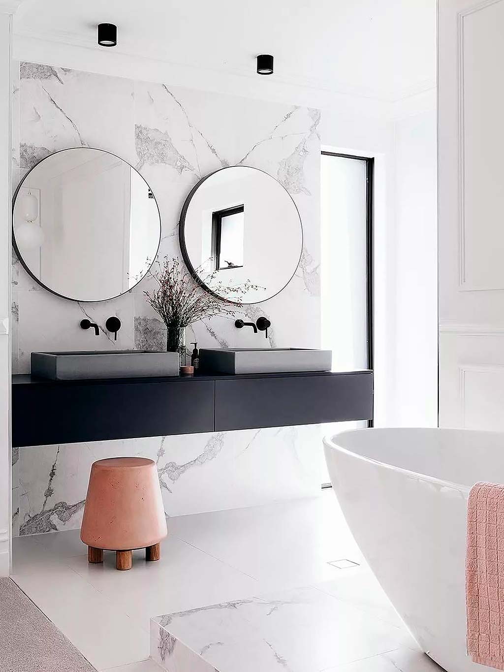 baño moderno en mármol con mueble de lavabo en negro