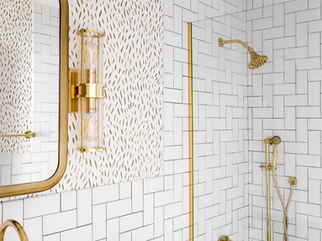 Toques dorados en el baño para proyectos deslumbrantes