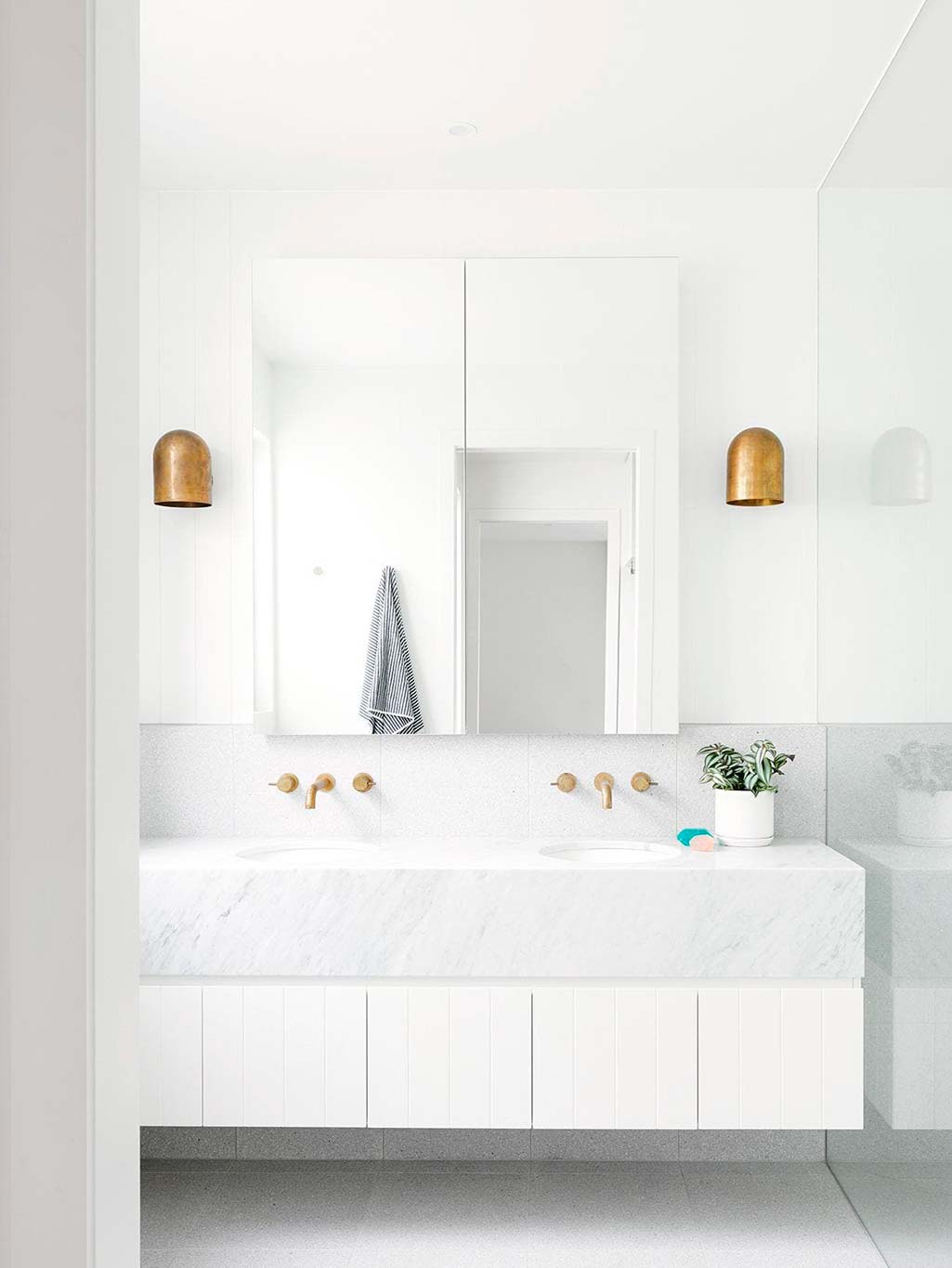 baño en mármol blanco