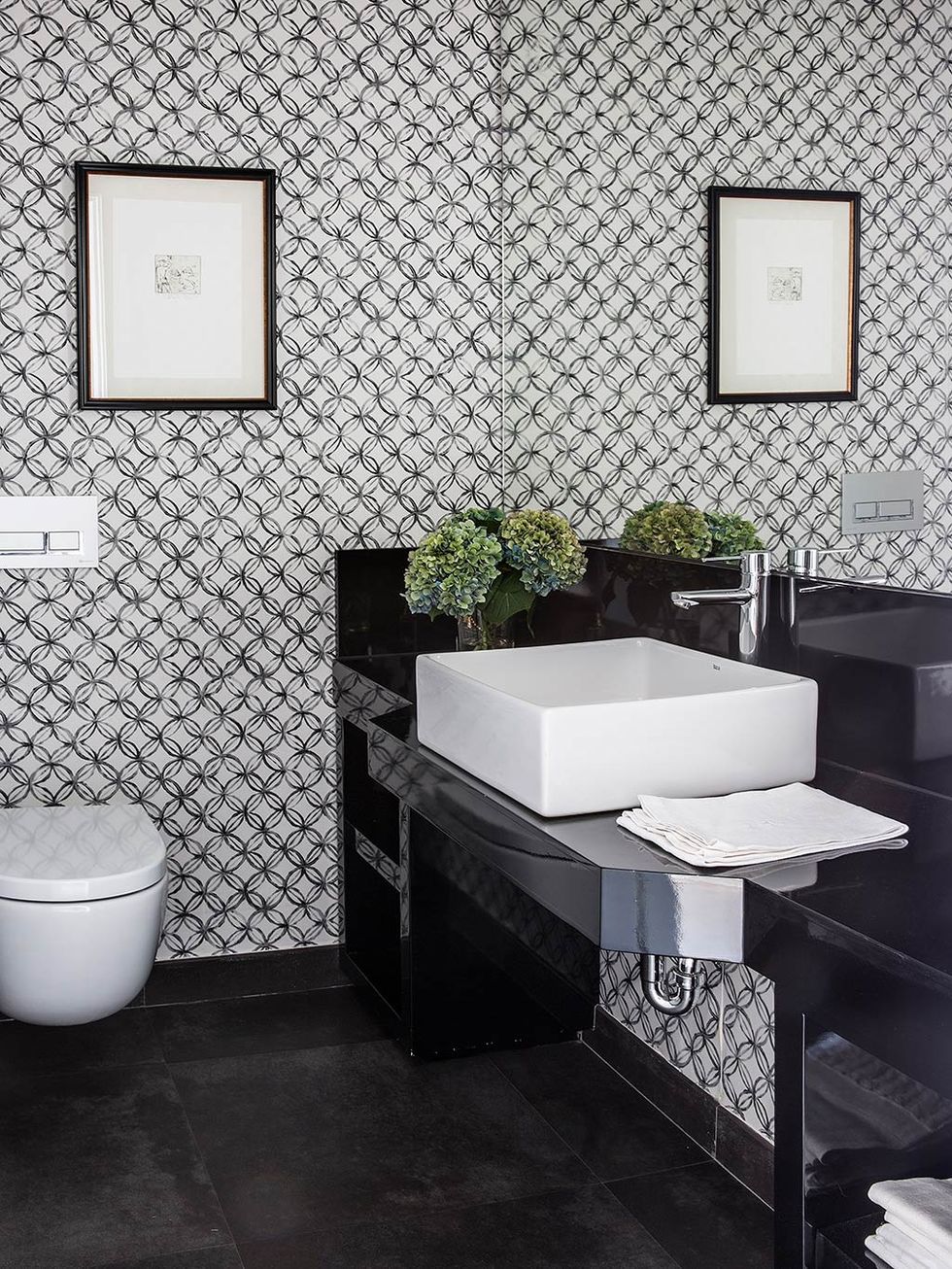 15 baños y aseos empapelados en blanco y negro (y un montón de papeles  pintados) · 15 amazing black and white wallcoverings in the bathroom -  Vintage & Chic. Pequeñas historias de decoración